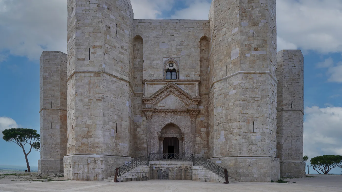 Die Eingangsseite von Castel del Monte mit der doppelten Treppe hinauf zum Portal zwischen zwei achteckigen Türmen