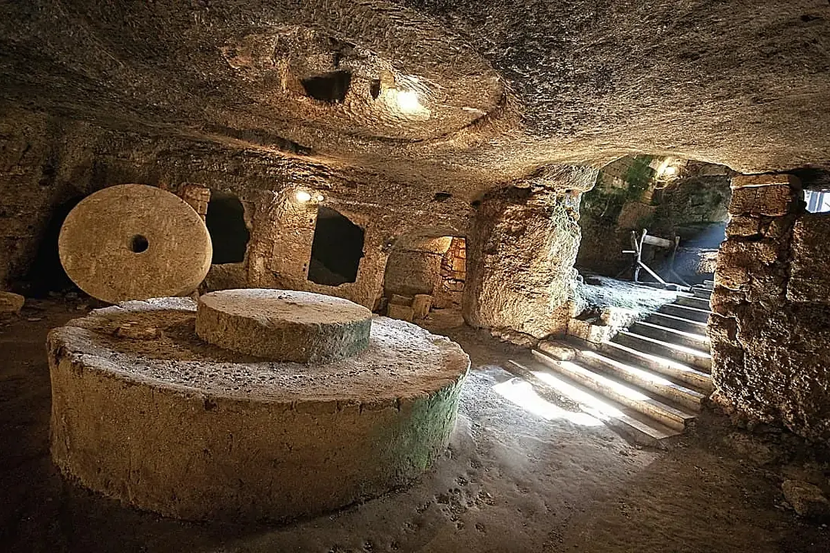 Eine unterirdische steinerne Ölmühle (frantoio ipogeo) auf dem Land in Apulien